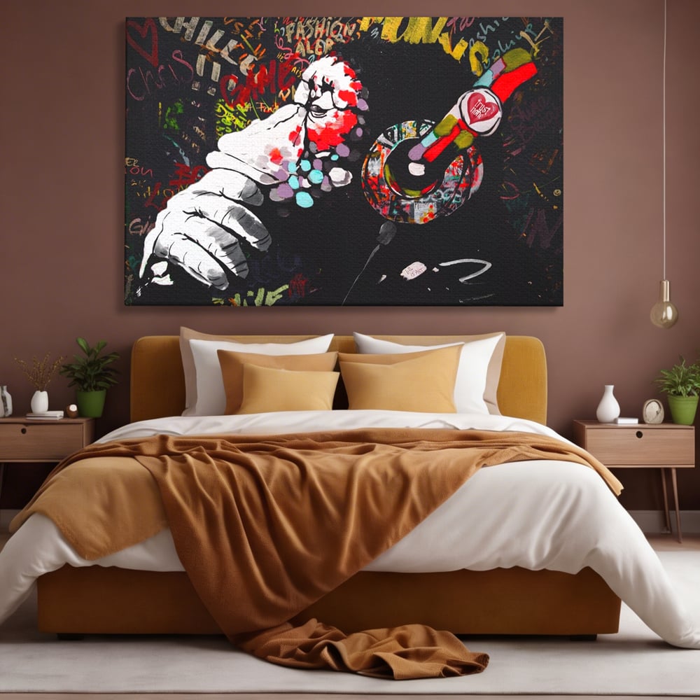 Tablou canvas cu tablou canvas cu maimuta dj, fara rama, pe sasiu de lemn, pe perete intr-un dormitor